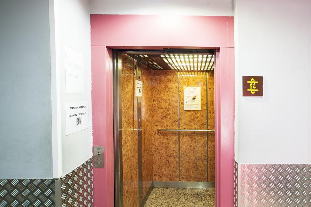Center-Ramblas Guest House Barcelona Exterior photo